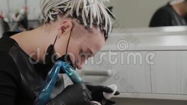 一个专业的永久化妆师用纹身机做永久眉妆..